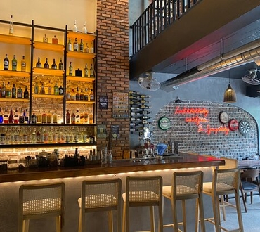 Cat Ba Nightlife Guide: Best Bars, Beach Drinks & Chill Vibes in 2025