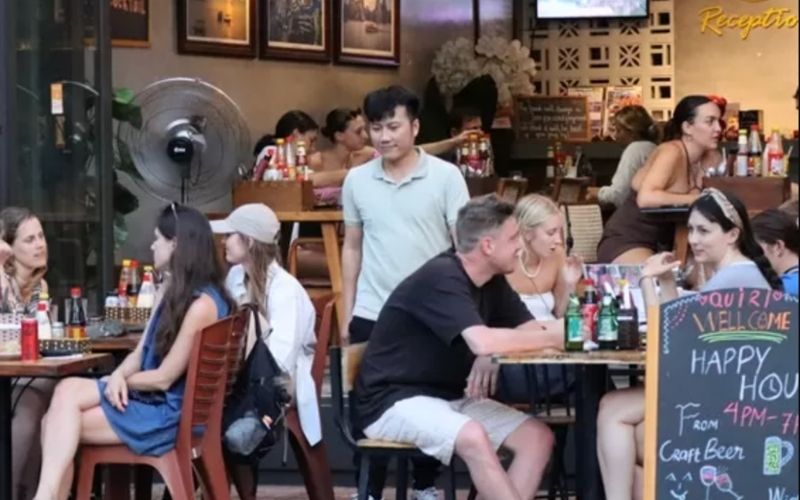 Quiri Pub and Restaurant Cat Ba interior with travelers