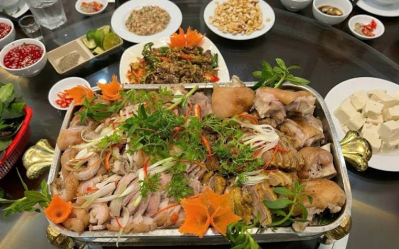 Đặc sản Cát Bà tôm hùm tu hài bề bề