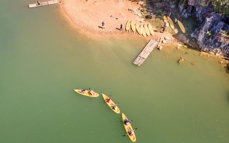 Chèo kayak vịnh Lan Hạ Cát Bà