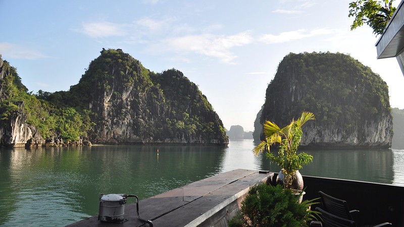 Thị trấn Cát Bà và bãi tắm Cát Cò nhìn từ đường ven biển vào buổi chiều