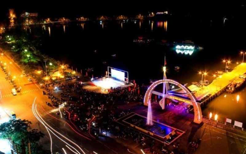 Nhịp sống về đêm tại khu phố cổ Cat Ba Town