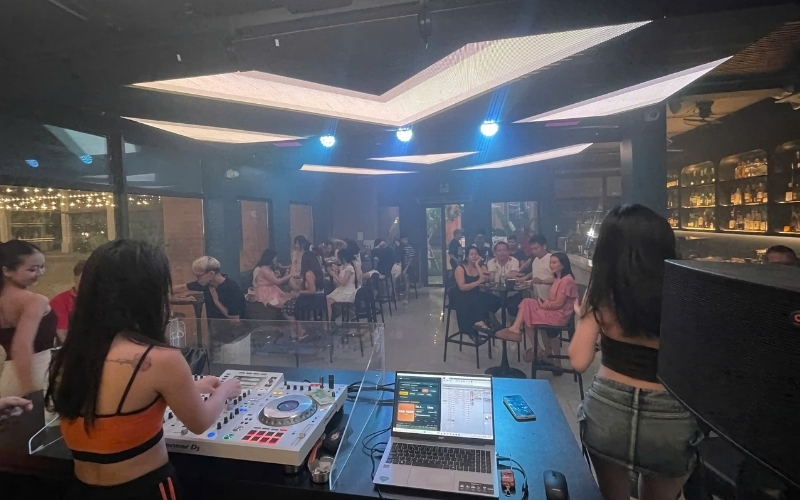 Đêm nhạc DJ tại Quiri Beach Club Cát Bà
