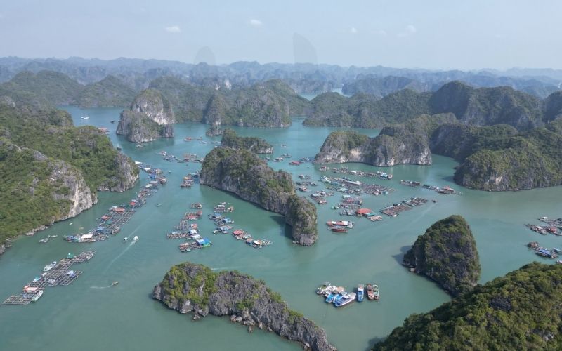 Chèo kayak trên vịnh Lan Hạ, một trong các hoạt động khởi hành từ Cát Bà